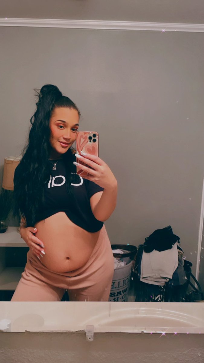 themaylee's tweet photo. so ready for my mini 🎀 enjoy my 28 week bump pics 
 
#12moreweeks https://t.co/K8gMXAMJOP