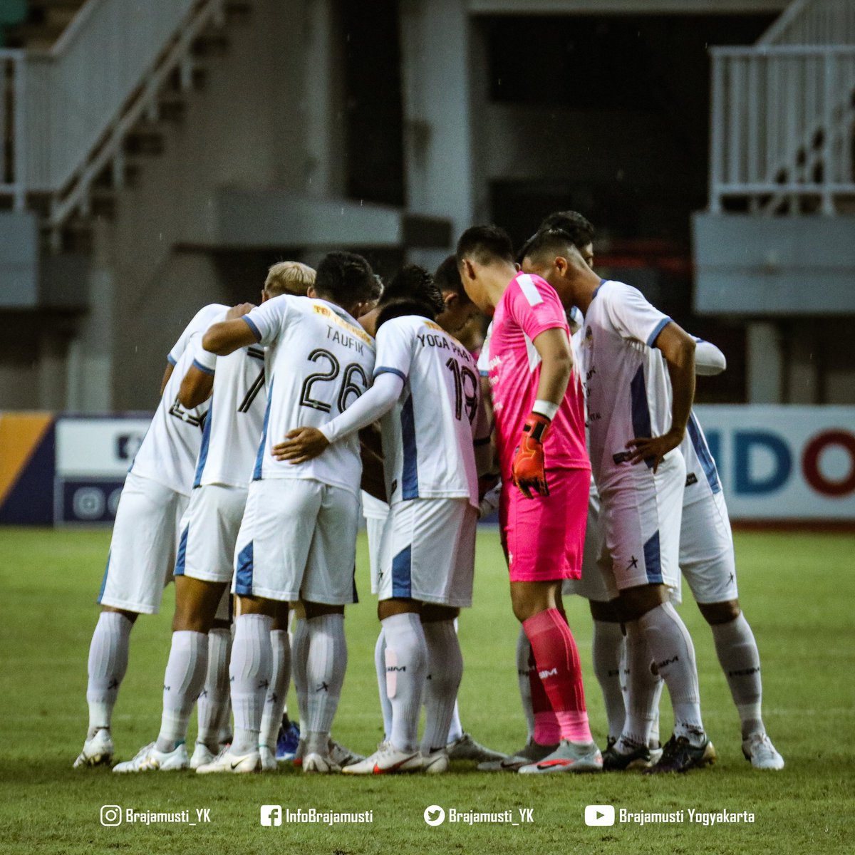 Brajamusti_YK's tweet photo. Maturnuwun @PSIMJOGJA sudah berjuang sampai sejauh ini, sebuah perjalanan yang cukup luar biasa, meskipun berakhir dengan getir.
Kembali lebih kuat di musim depan.
Bagaimanapun, kami tetap bangga.
Laskar Mataram selamanya! https://t.co/Exqx1MfYW7