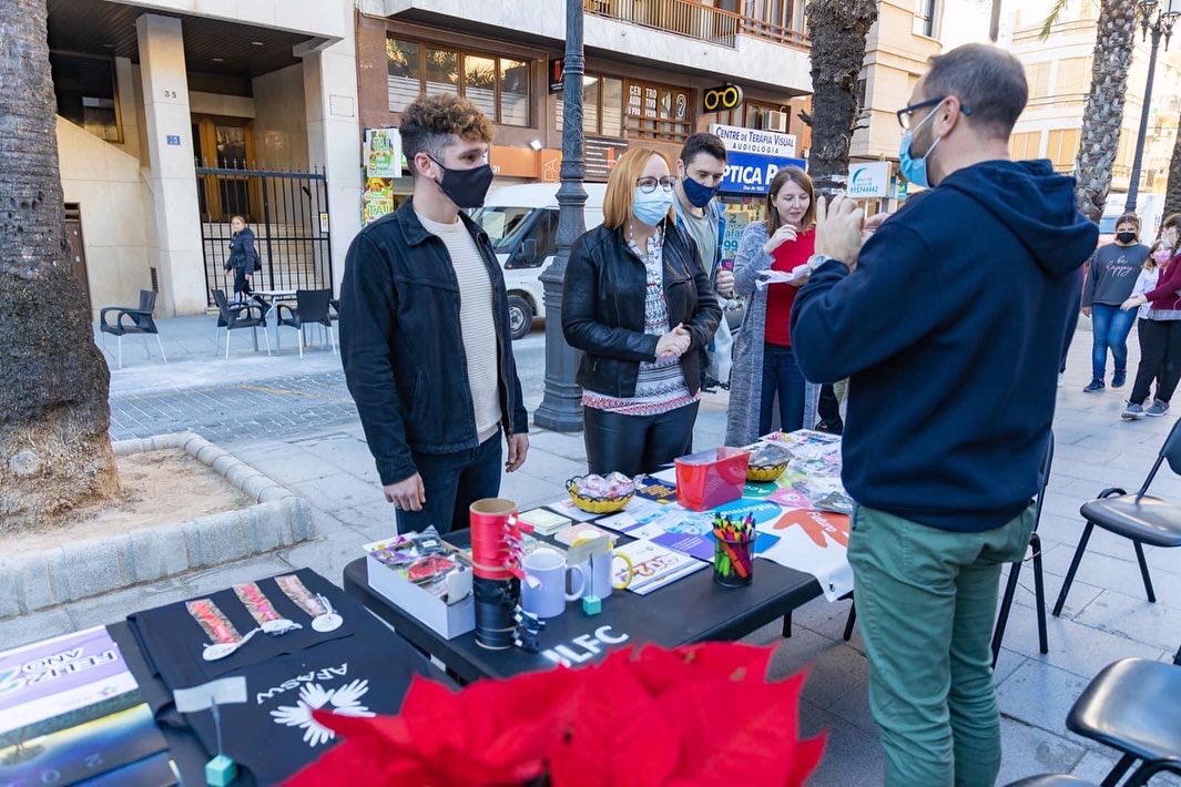afasw_wolfram's tweet photo. Hoy hemos podido formar parte de la Feria Solidaria de Navidad en Cullera. Gracias al Ajuntament de Cullera por contar con nosotros.
Trabajando por conseguir una cura para el Síndrome de Wolfram
#visibilidad
#sindromedewolfram
#WolframSyndrome
#afasw https://t.co/nzsNJiLpG1
