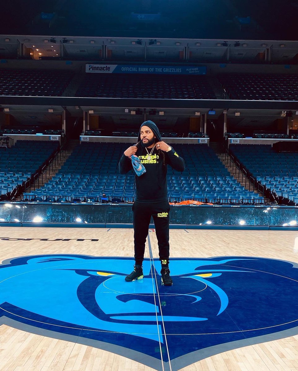 THEREALKIASHINE's tweet photo. You either with the HomeTeam or you with the wrong team & I stand on it. In #Memphis on my #Grizzly. I dropped the pin 📍 met me at FedExForum NewYearsEve. Halftime Performance #Kinfolk BigⓂ️. #KiaShine #MultipleHustles https://t.co/6pAPfgitce