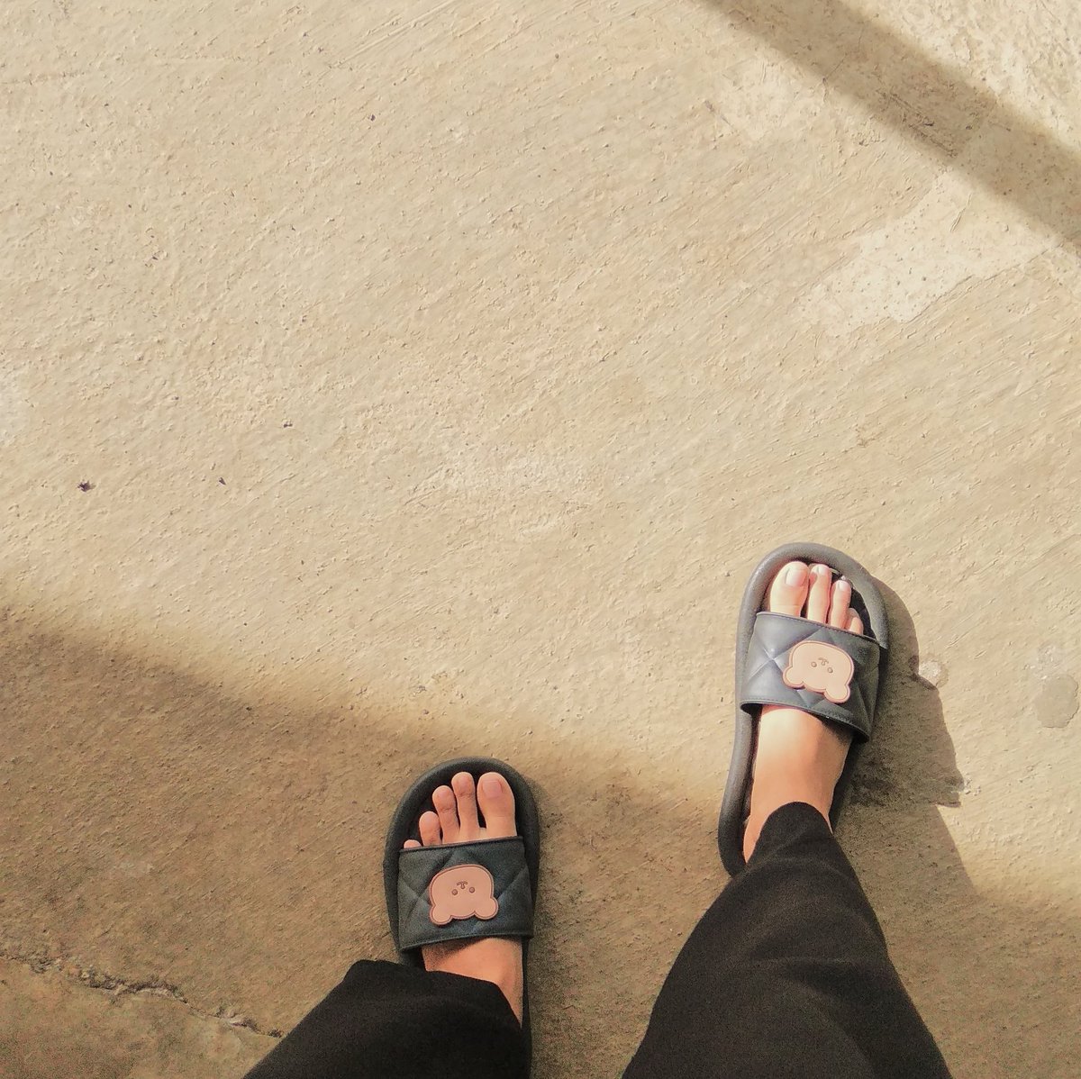 httpcloudtie's tweet photo. 4. Sandal Beruang Gemesh

LUCU BANGET?! 😭 dan ini harganya cuma 30rb an dong 😋 
Bahannya karet jadi super lentur, dan empuk juga, nyaman deh pokonya! 💗

link produk: https://t.co/xbtJuTQrnW https://t.co/EYUpDQCmsT