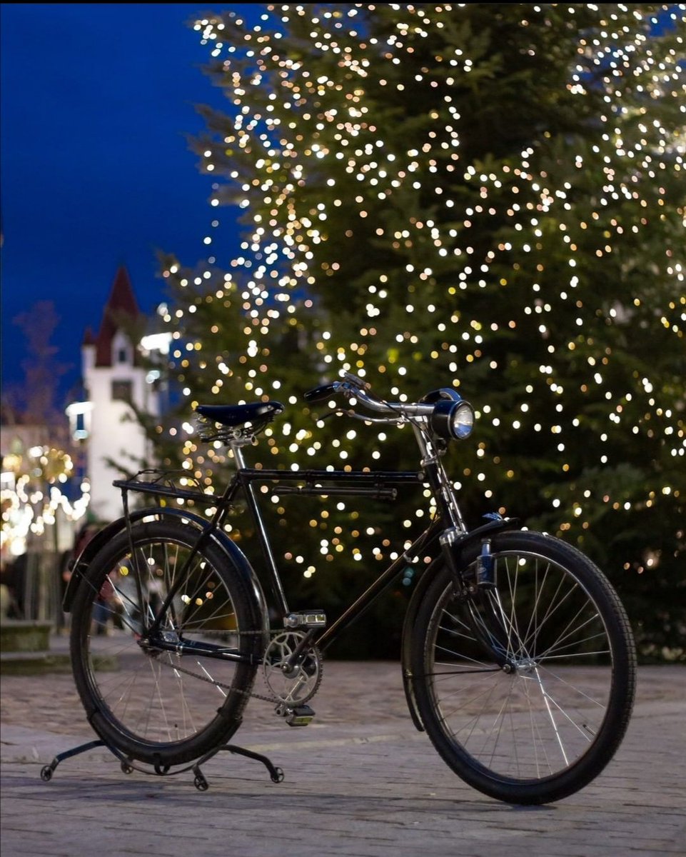 bbisiklet's tweet photo. 2022 yılının sağlıklı ve bol pedallı geçmesini dileriz. Mutlu yıllar. 🎅🏻 https://t.co/J8gj9oqowa