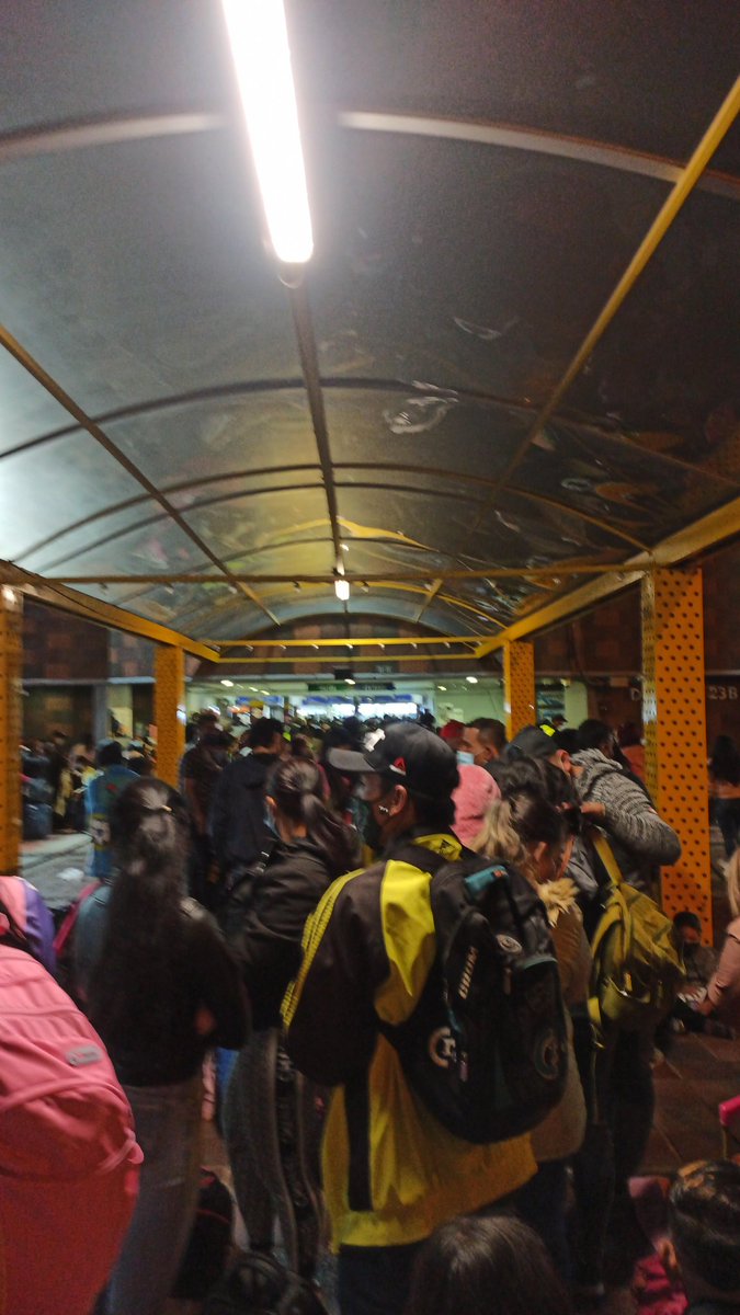 mc_santo95's tweet photo. @TerminalBogota A esta Hora Caos Total , incapaces de prestar servicios de transporte , esto muestra la mala logística que se tiene, no hay servicio disque hasta las 8 a.m es el Colmo , hacemos un llamado a @Supertransporte para que por favor apoye, niños los solicitan . https://t.co/Xw4QmKckGg