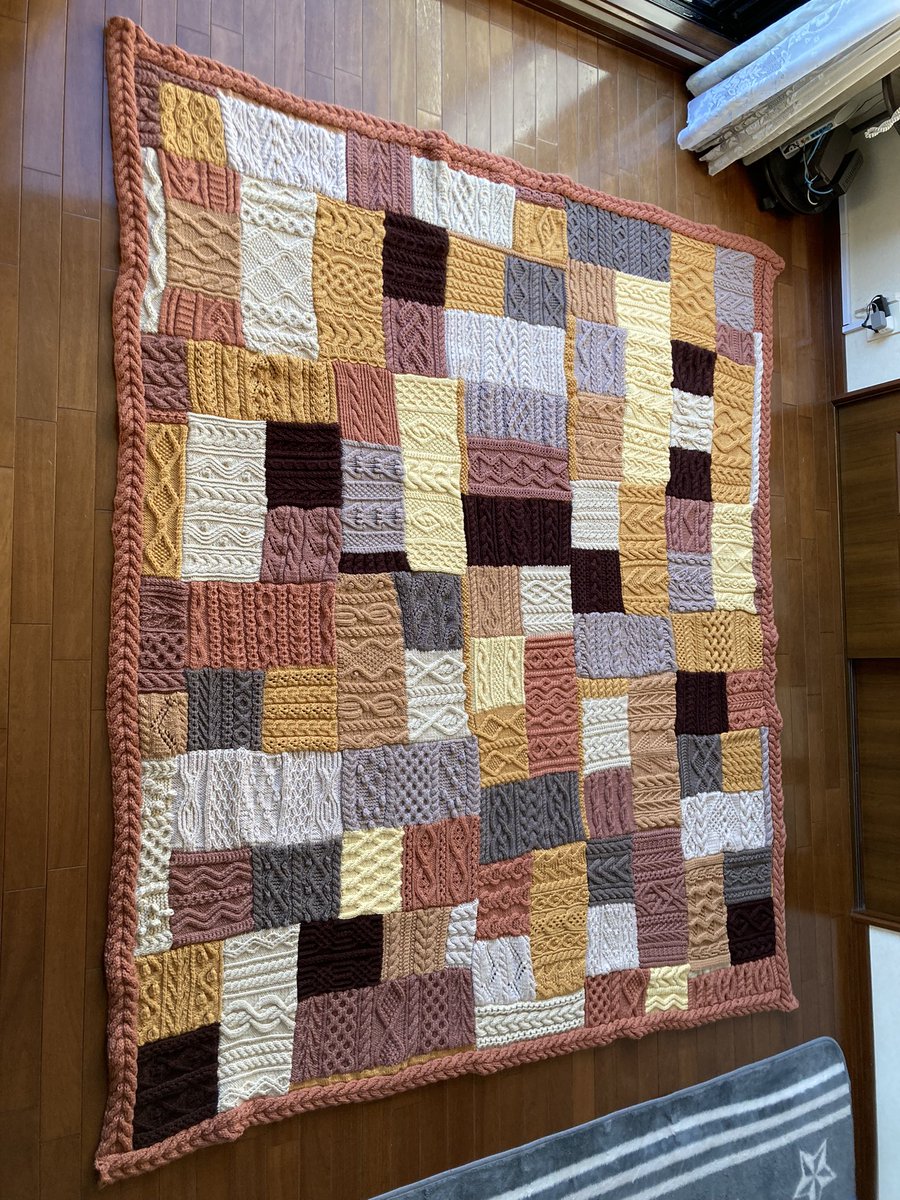 onuhiro4649's tweet photo. 完成しました！無事に年越しできます！疲れた〜。私史上最大の作品です。コタツカバーと膝掛け！縁編みまでアラン！1年間ありがとう😭
#アラン模様110kal
#アラン模様110kal居残り組 https://t.co/LljYqdPxa9