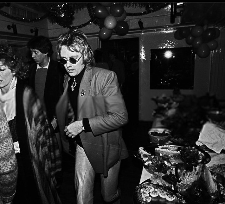 rogtaylooor's tweet photo. — roger taylor at a new year's eve party in december '78!! 
📸: richard young

- happy new year's eve to everyone!!🥂🍾 hope you have a good time!♥️ https://t.co/NpnSOQv79a