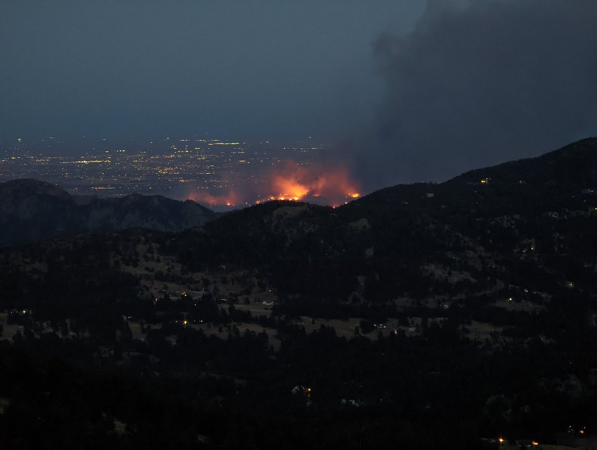 IvanGirderboot's tweet photo. The #MarshallFire looks much tamer than earlier this evening. 🙏
Before and after: https://t.co/Uttuo5svn2