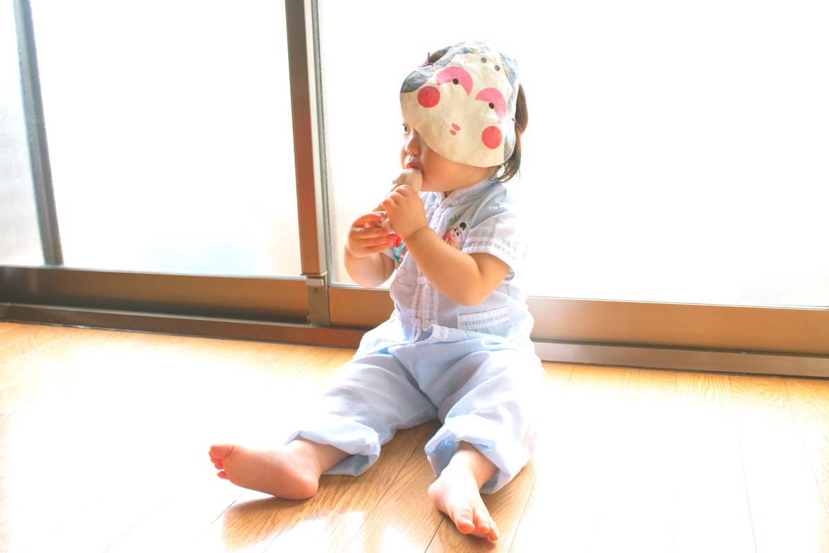 label__a's tweet photo. 今年も一年間、ありがとうございました

#張子 作品第二弾として、
“おかめ”のお面を作り、スタイリスト鈴木里菜さんにスタイリングしてもらい一緒に作品撮りをしました。

元気な���の子2人にも協力してもらい、とっても可愛い作品に仕上がりました。着ている洋服もとっても可愛いんです…ぜひ🤲 https://t.co/Forjp5C8gO