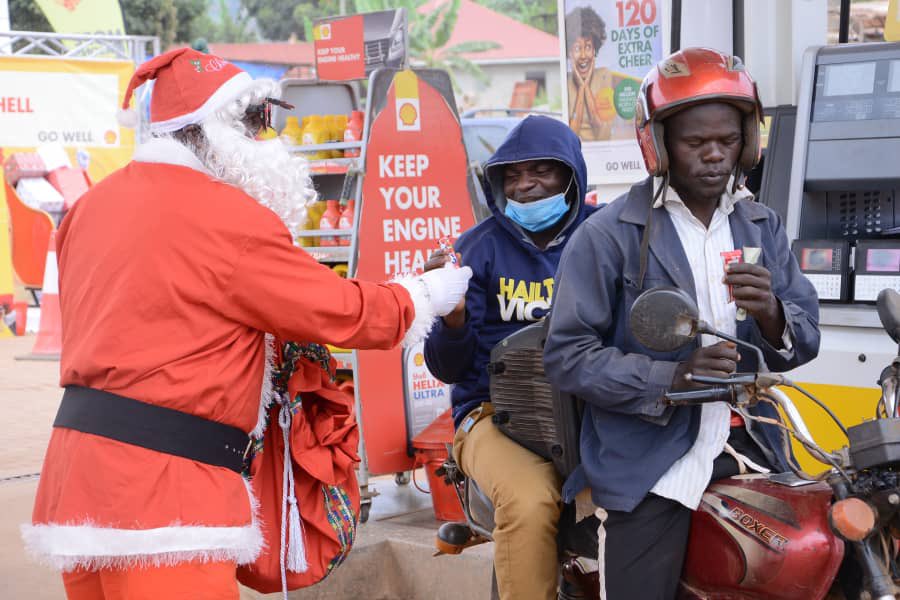 atukunda__'s tweet photo. Ending 2021 in a different style this time with Santa all courtesy of Shell Uganda

Upto 5 million worth of shopping and gifts have been won and these are some of the photos from yesterday at Shell Seguku 💛
#Shellxmasoffers https://t.co/DsoFenVKsz