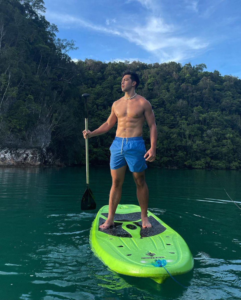 starvmonasterio's tweet photo. Tall, dark, dangerous. @derrrmonasterio https://t.co/uHR57UsNCO