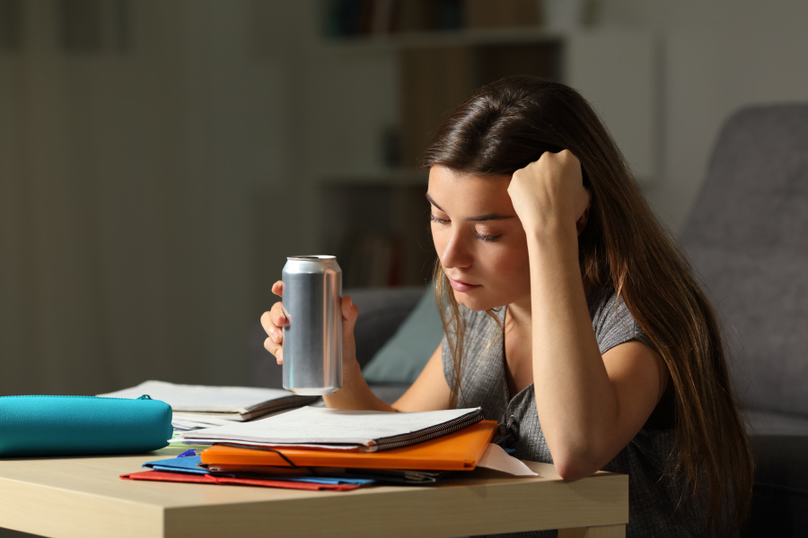 agesnews's tweet photo. #Energydrinks: Für die „Energie“ sind vor allem #Zucker &amp; #Koffein verantwortlich. 1 Dose kann bis zu 10 Stück Würfelzucker enthalten. Für #Kinder, #Schwangere, #Stillende sowie Koffein-sensitive Personen sind Energydrinks nicht geeignet. Produktvergleich: https://t.co/ji2MspG549 https://t.co/9ljsD7HkCJ
