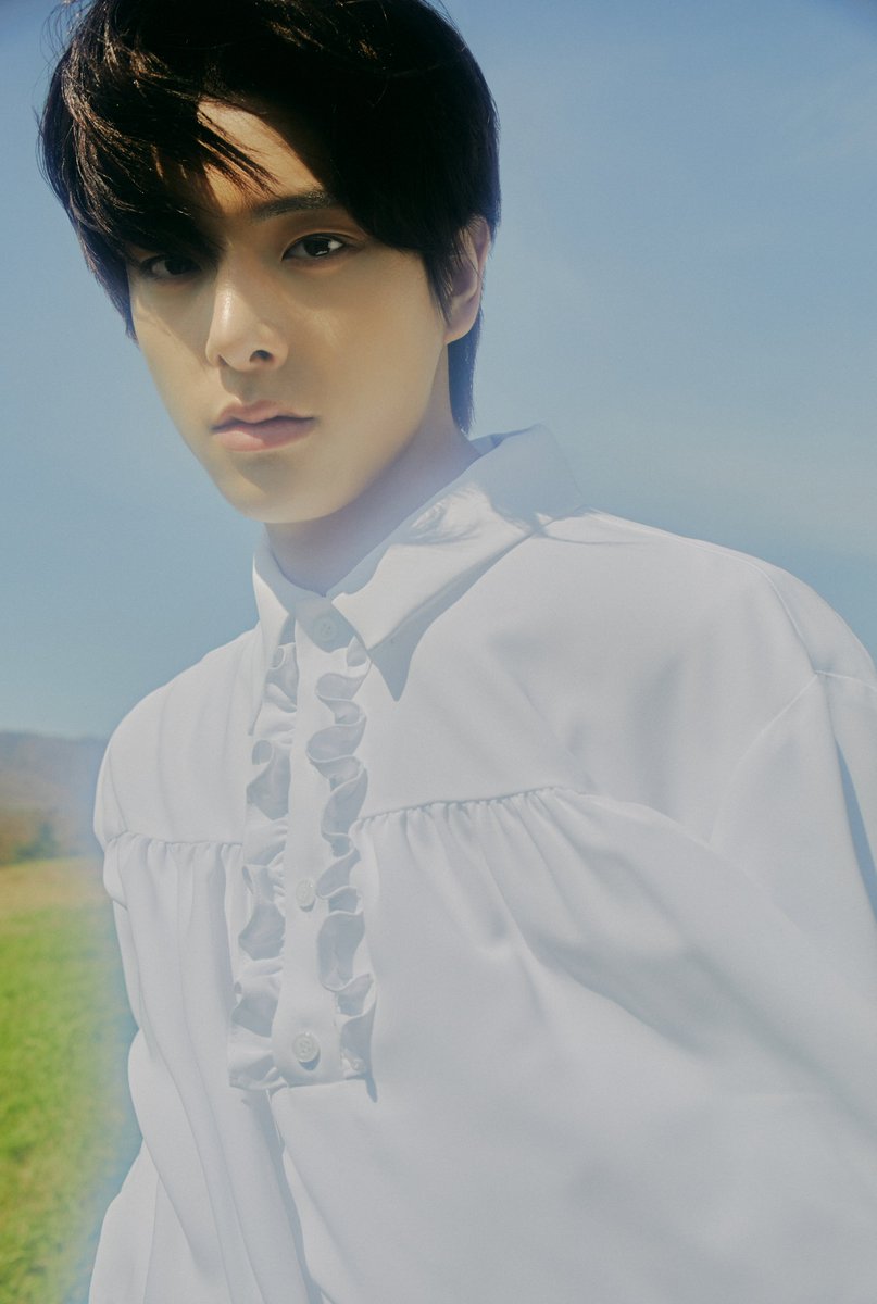 Jakteu's tweet photo. The blue sky was hazy, yet there was a ray of sunshine that shone brightly on his handsome face. The birds chirp, the wind blows, and he stands with some difficult-to-convey expression in the verdant meadow. https://t.co/YnYJo3XM0K
