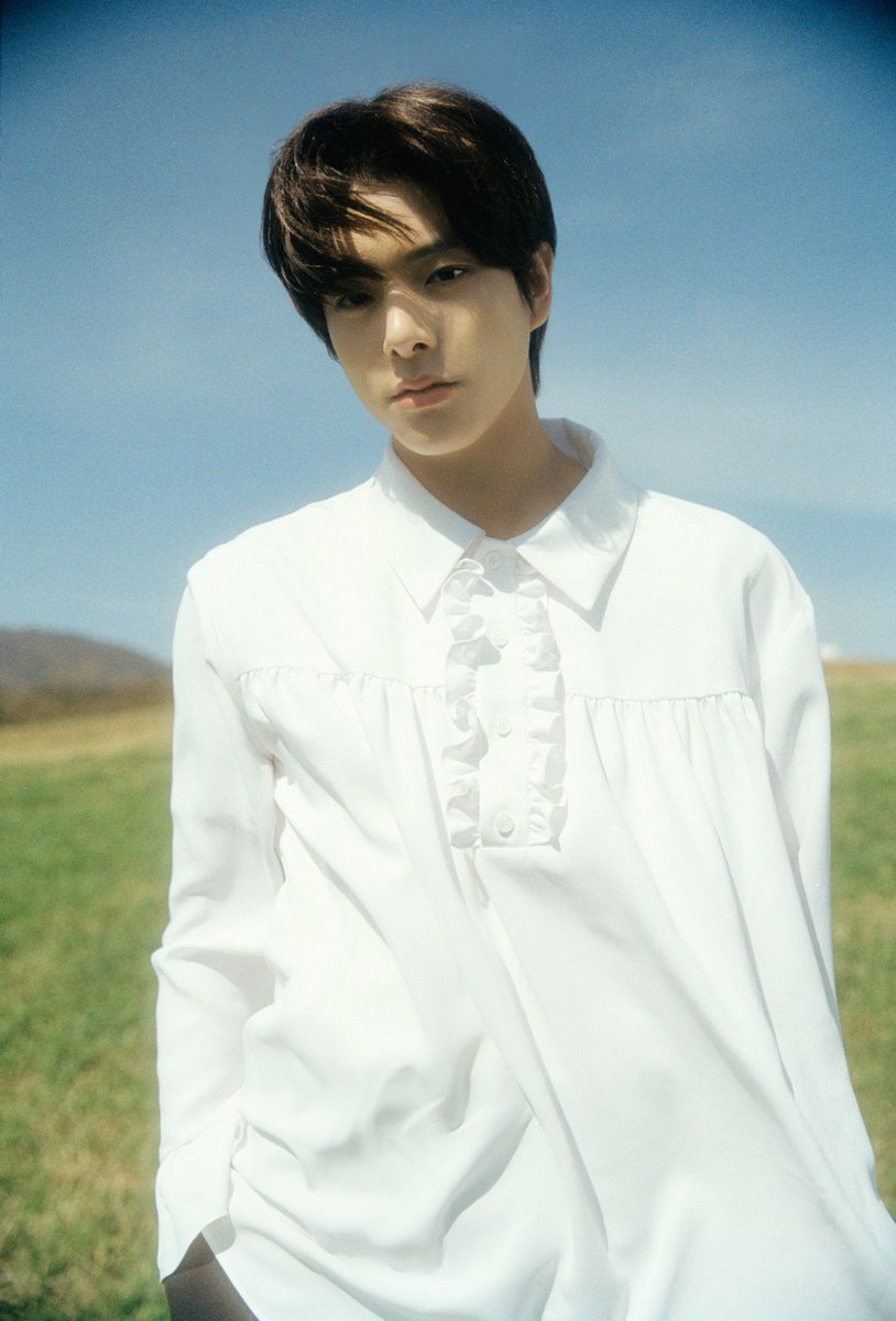 Jakteu's tweet photo. The blue sky was hazy, yet there was a ray of sunshine that shone brightly on his handsome face. The birds chirp, the wind blows, and he stands with some difficult-to-convey expression in the verdant meadow. https://t.co/YnYJo3XM0K