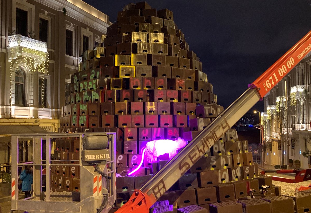 plastichain's tweet photo. After that, she created a giant #snake called the Plastic Snake by tying thousands of #plasticbottles together, and built a tower (#BabylonTower) in the middle of the city with the #plasticwaste crates of #AnadoluEfes Company. #Sevincy https://t.co/h7hNVGtQMB