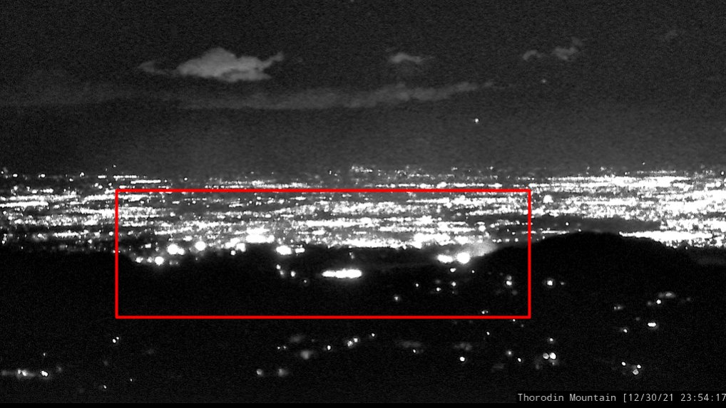 #Colorado: #MarshallFire (Superior/Louisville) - Structure fires in last 30 mins: 700 block St Andrews Ln + Club Circle, on opposite sides of the golf course. Webcam looking over the fire area showing much less activity: fts360overwatch.com/event/87/5989 (h/t <a href="/ai6yrham/">AI6YR</a>).
