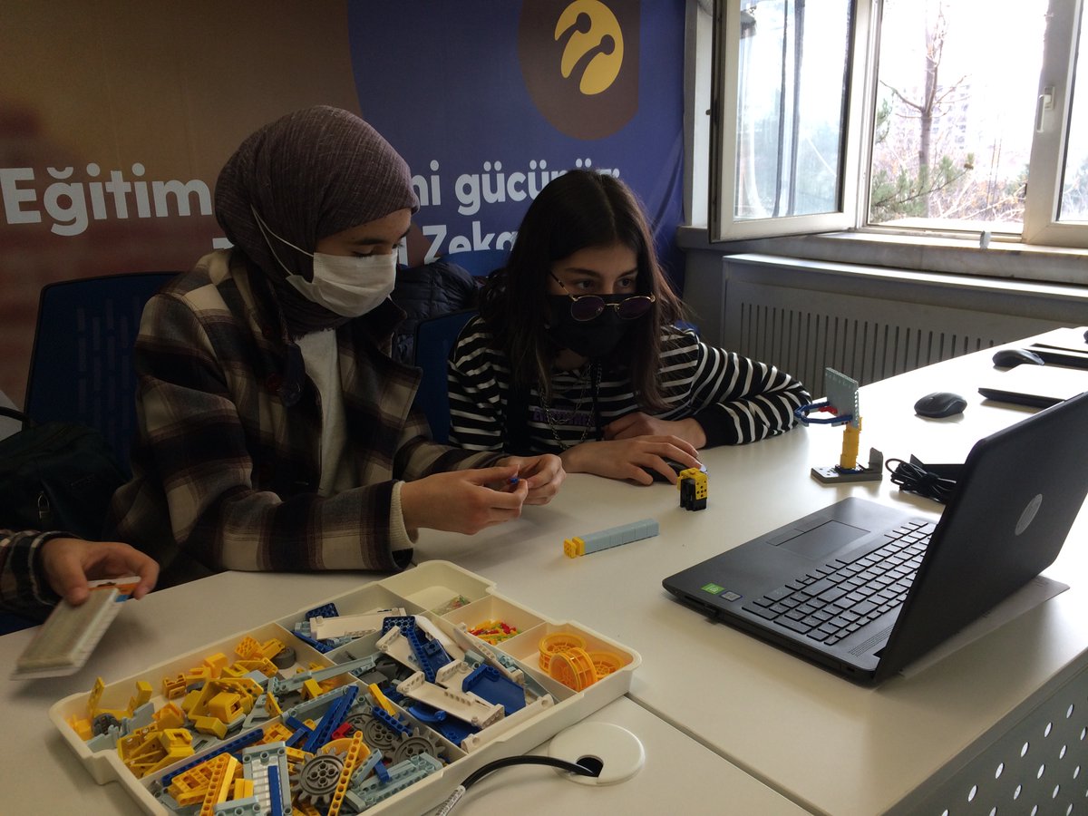 ZekaGucu's tweet photo. 2021 yılının son yüz yüze eğitimini geçtiğimiz hafta Malatya BİLSEM'de gerçekleştirdik. Yeni yılda Türkiye'nin farklı şehirlerindeki Zeka Gücü Laboratuvarları'nda buluşmak üzere, sağlıkla kalın!🥳 https://t.co/o5dNOnbFZP