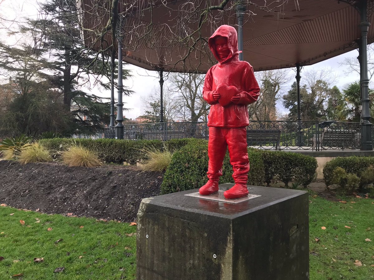 louvrepourtous's tweet photo. C’est quoi le contraire de #CancelCulture ? A #Toulouse, le street-artiste #JamesColomina installe des statues dans l’espace public sans autorisation, comme celle-ci en 2019 au #JardinduGrandRond et qui y est toujours ❤️ https://t.co/pWZ2Cqeufd