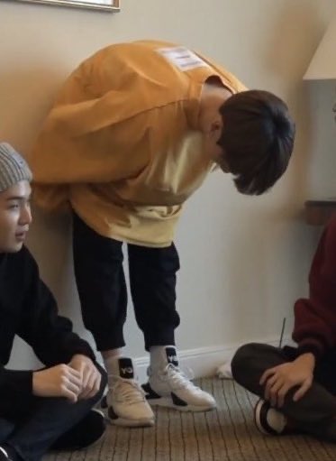 슈홉한지가 벌써 3년인데 왜 연말 인사는 처음 하는 것 같죠..? 🤣🤣 항상 연말연초에 의도치 않은 잠수를 탔던 것 같아요 올해는 무사히 넘어가길 바라구,, 2021년 내내 함께 슈홉해주셔서 넘 감사합니다 내년에도 같이 슈홉해요 아기님들🥺🥺 아프지 말구 건강하시기! 새해 복 많이 받으세요💖💖
