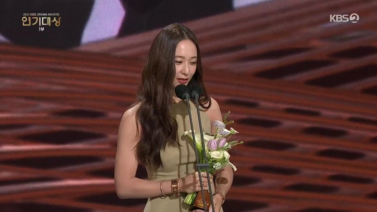 ephiechingu's tweet photo. CONGRATULATIONS BEST NEW ACTRESS KRYSTAL JUNG SOO JUNG!!!!
#KBSDramaAwards2021 https://t.co/YK1uY0UCmN