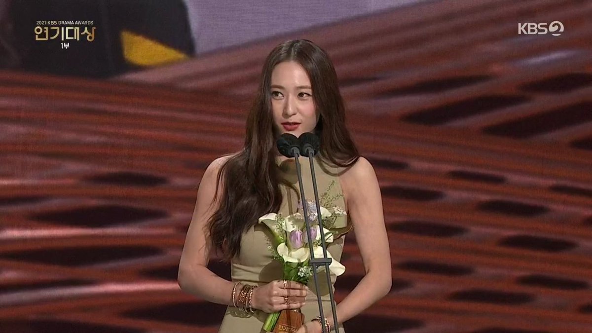 ephiechingu's tweet photo. CONGRATULATIONS BEST NEW ACTRESS KRYSTAL JUNG SOO JUNG!!!!
#KBSDramaAwards2021 https://t.co/YK1uY0UCmN