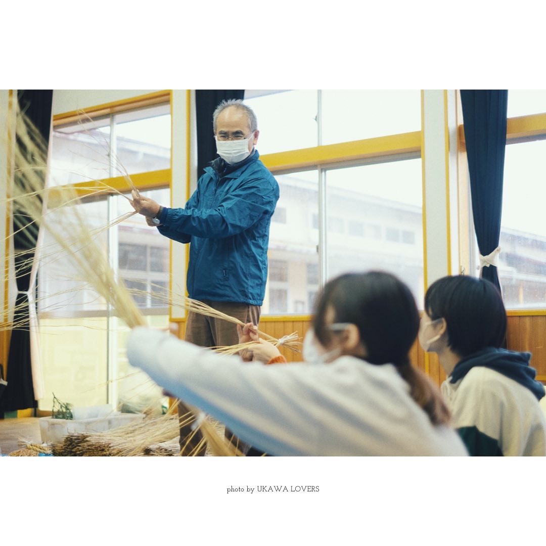 ukawa_lovers's tweet photo. しめ縄も作りました。初めてのしめ縄作りに困惑している大学生たちに地域のおっちゃんたちが心強く手助けしていていい雰囲気でした。みんな苦労しながらも世界に一つだけのしめ縄ができました。 https://t.co/aoq6Wsx2kP