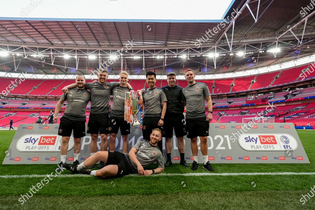 JCounsell_'s tweet photo. 2021 - what a year🍊. Professional, personal and academic growth📈 

2022, new goals, ambitions and targets to achieve. ⏳ https://t.co/d9rMbelbHB
