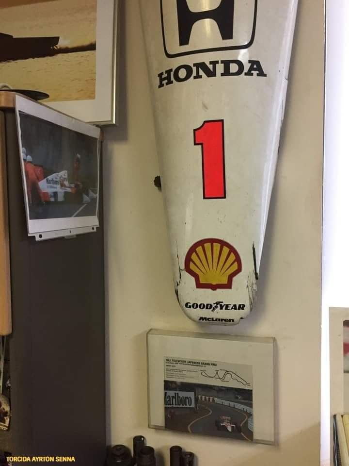 Josemivn's tweet photo. Imagínate tener el morro del McLaren de Senna tras el choque con Prost en Suzuka 1989. Certificado. Y en tu despacho. Imagínate. https://t.co/ISht198ZHF