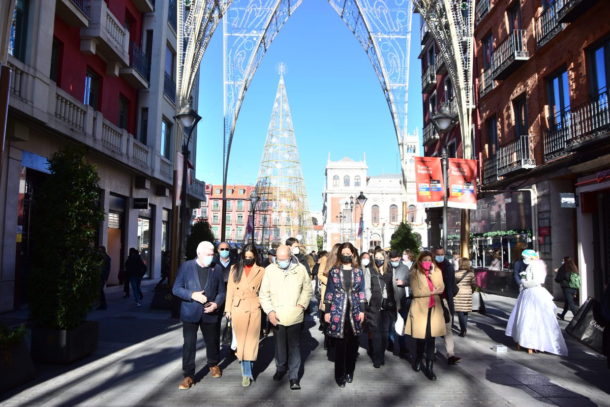 CsCastillayLeon's tweet photo. 🍊La vicealcaldesa de Madrid @Begonavillacis y @FranciscoIgea junto a diversos cargos y afiliados del partido en #CastillayLeón han visitado #Valladolid.

🎄Un encuentro en el que han recorrido las calles de la ciudad y han visitado el V Mercado del Producto Navideño. https://t.co/xeIxqkvGlA
