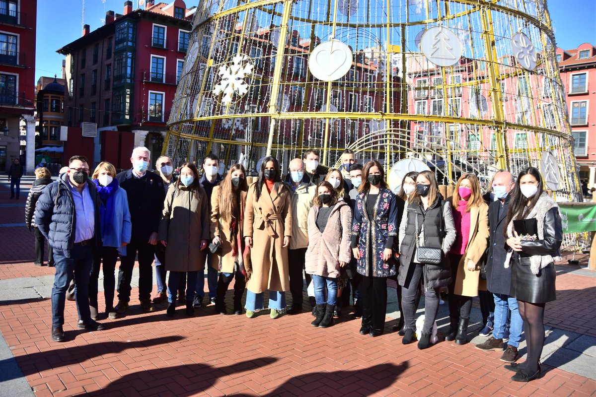 CsCastillayLeon's tweet photo. 🍊La vicealcaldesa de Madrid @Begonavillacis y @FranciscoIgea junto a diversos cargos y afiliados del partido en #CastillayLeón han visitado #Valladolid.

🎄Un encuentro en el que han recorrido las calles de la ciudad y han visitado el V Mercado del Producto Navideño. https://t.co/xeIxqkvGlA