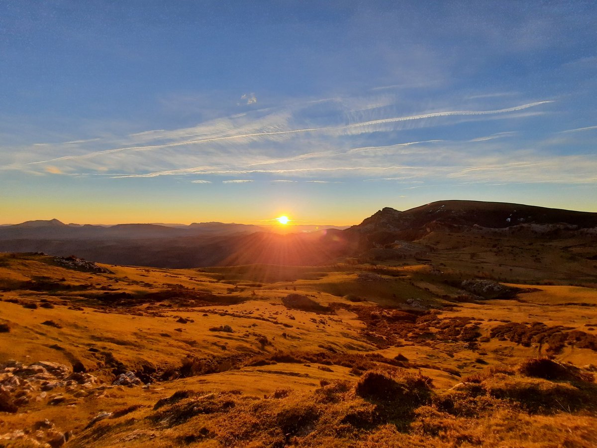 MeteoArratia's tweet photo. Urteko azken egunsentia!! 🌄
📍Arrabako landak 
@Ibarrameteo @asier_mendia @AEMET_PaisVasco @GorbeiaEuskadi @urbixxx https://t.co/Faha69MHxU