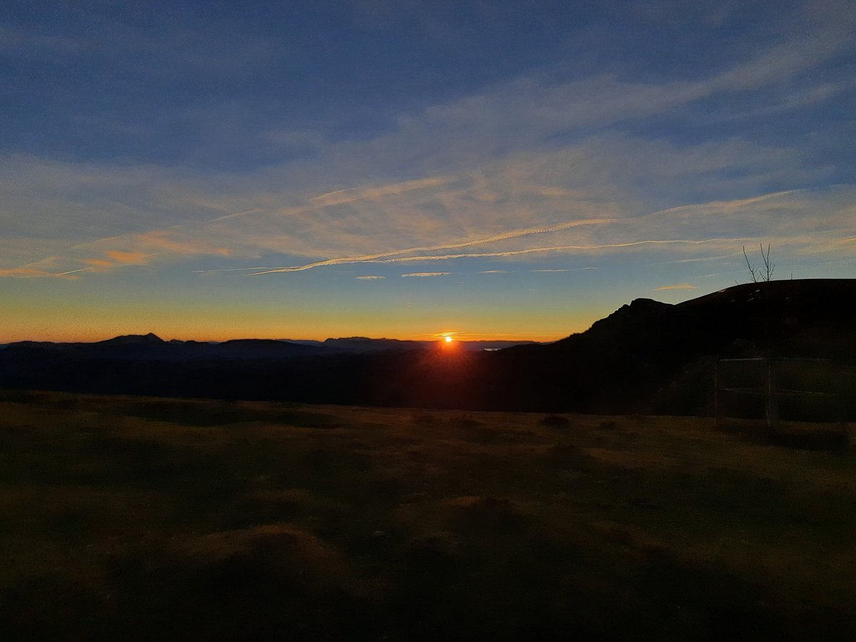 MeteoArratia's tweet photo. Urteko azken egunsentia!! 🌄
📍Arrabako landak 
@Ibarrameteo @asier_mendia @AEMET_PaisVasco @GorbeiaEuskadi @urbixxx https://t.co/Faha69MHxU