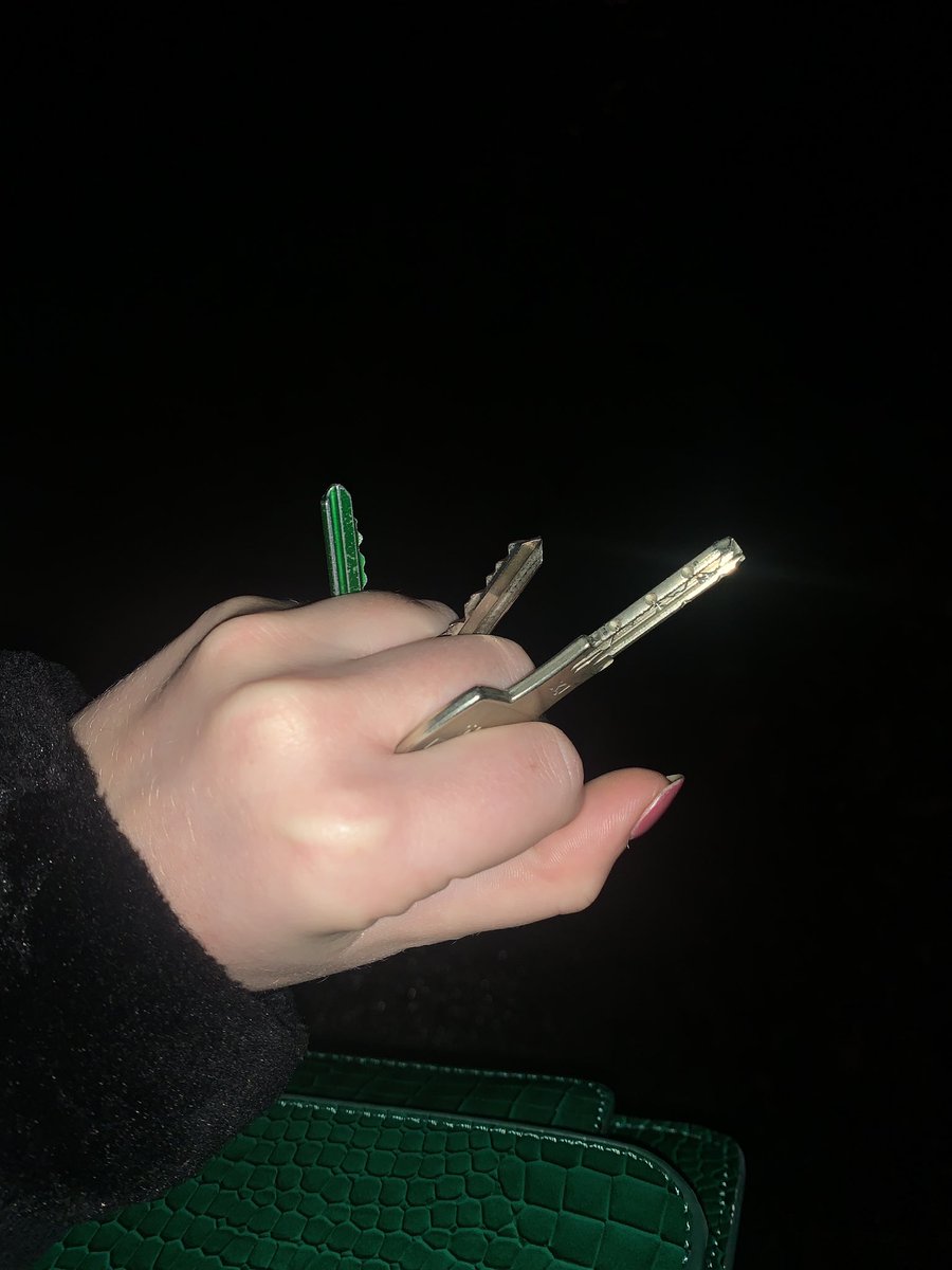 bethlizzzy's tweet photo. Als vrouw alleen in’t donker naar huis wandelen starter pack 🥰 https://t.co/p6tN95Bdun