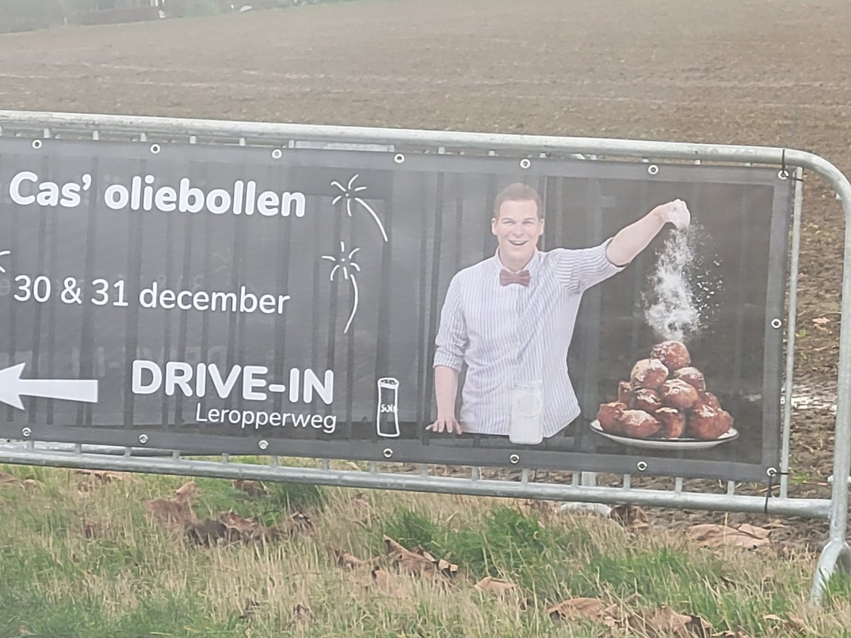 JudithLimpStar's tweet photo. @AndSimonSaid Hier zojuist oliebollen gescoord, Cas was superaardig en de oliebollen superlekker! https://t.co/0S5qSj0Gk0