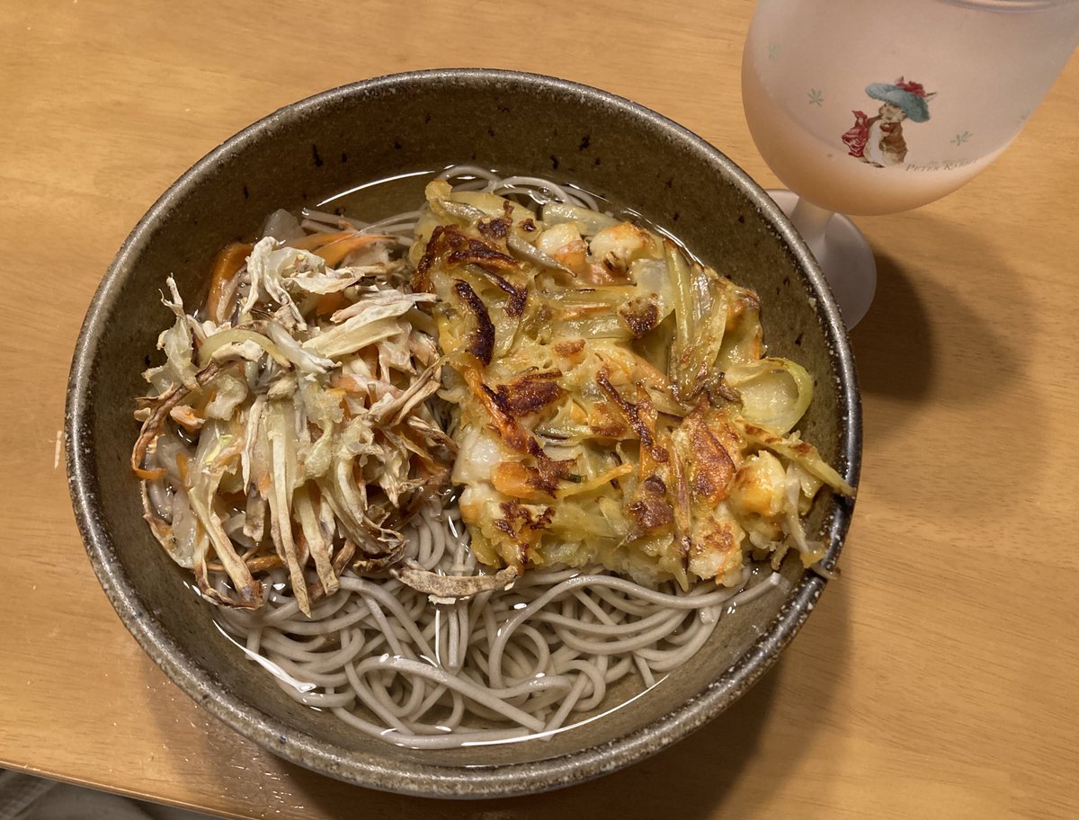 年越し蕎麦🍜今年は2種類のかき揚げを作った😊根菜のかき揚げと魚介と根菜のかき揚げ🍤🥕🧅🍠あと、濃い桃ジュース🍑この後、日本酒飲みました😁🍶