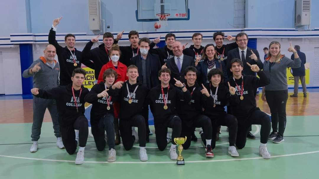 AKA Koleji Lise basketbol takımımız Tekirdağ şampiyonu olarak bizleri yine gururlandırdı👏🏼Tüm öğrencilerimizi, basketbol koçlarımızı yönetici ve öğretmenlerimizi tebrik ederiz.🏆