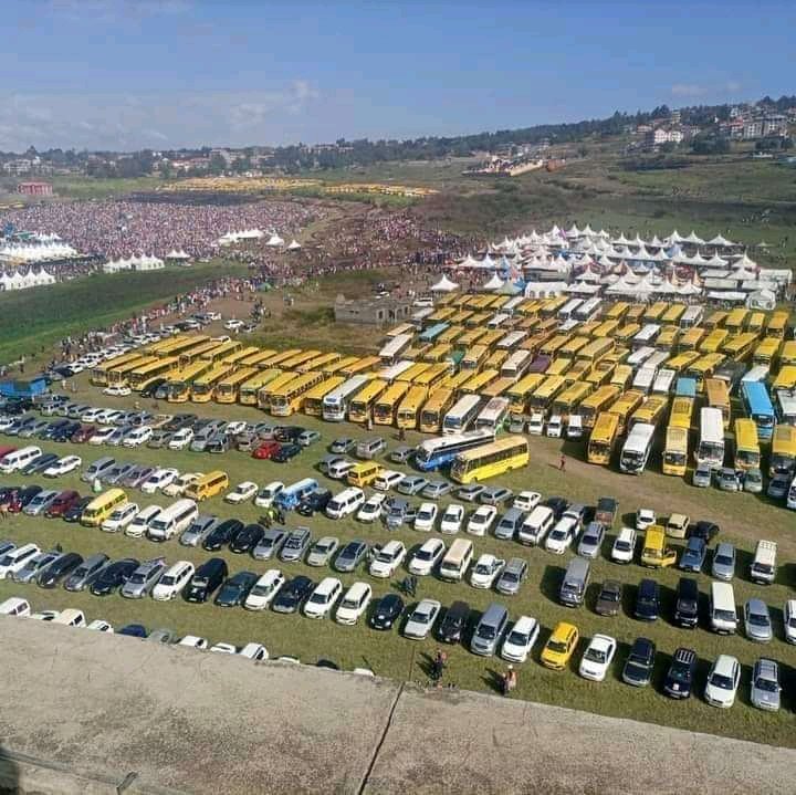 AbednegoTom's tweet photo. @MigunaMiguna @RailaOdinga This is a Ariel view from bukhungu stadia school buses from Kisumu ferrying people hahahaha https://t.co/lG57dvnukj
