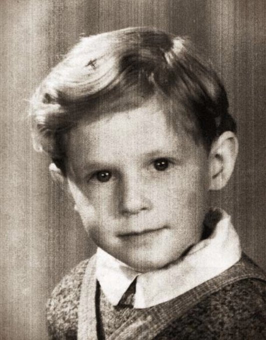 AuschwitzMuseum's tweet photo. 1 January 1939 | A French Jewish boy, Leon Guterman, was born in Paris. 

He arrived at #Auschwitz on 20 August 1942 in a transport of 1,000 Jews deported from #Drancy. After selection he was murdered in a gas chamber. https://t.co/n2V4HkQqye