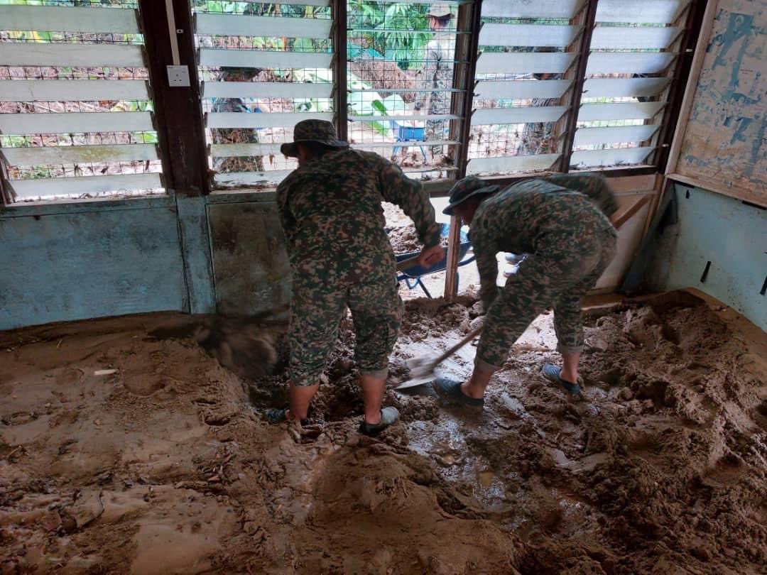MINDEFMalaysia's tweet photo. PAHANG, 31 Disember 2021 - Angkatan Tentera Malaysia melalui Batalion Ke-25 Rejimen Askar Melayu Diraja (25 RAMD) telah melakukan kerja-kerja pembersihan di Sekolah Kebangsaan Sungai Dua, Bentong pada hari ini.

#MindefMalaysia
#mindefupdate
#OpMurni
#banjir2021 https://t.co/7TLLqBhjYv