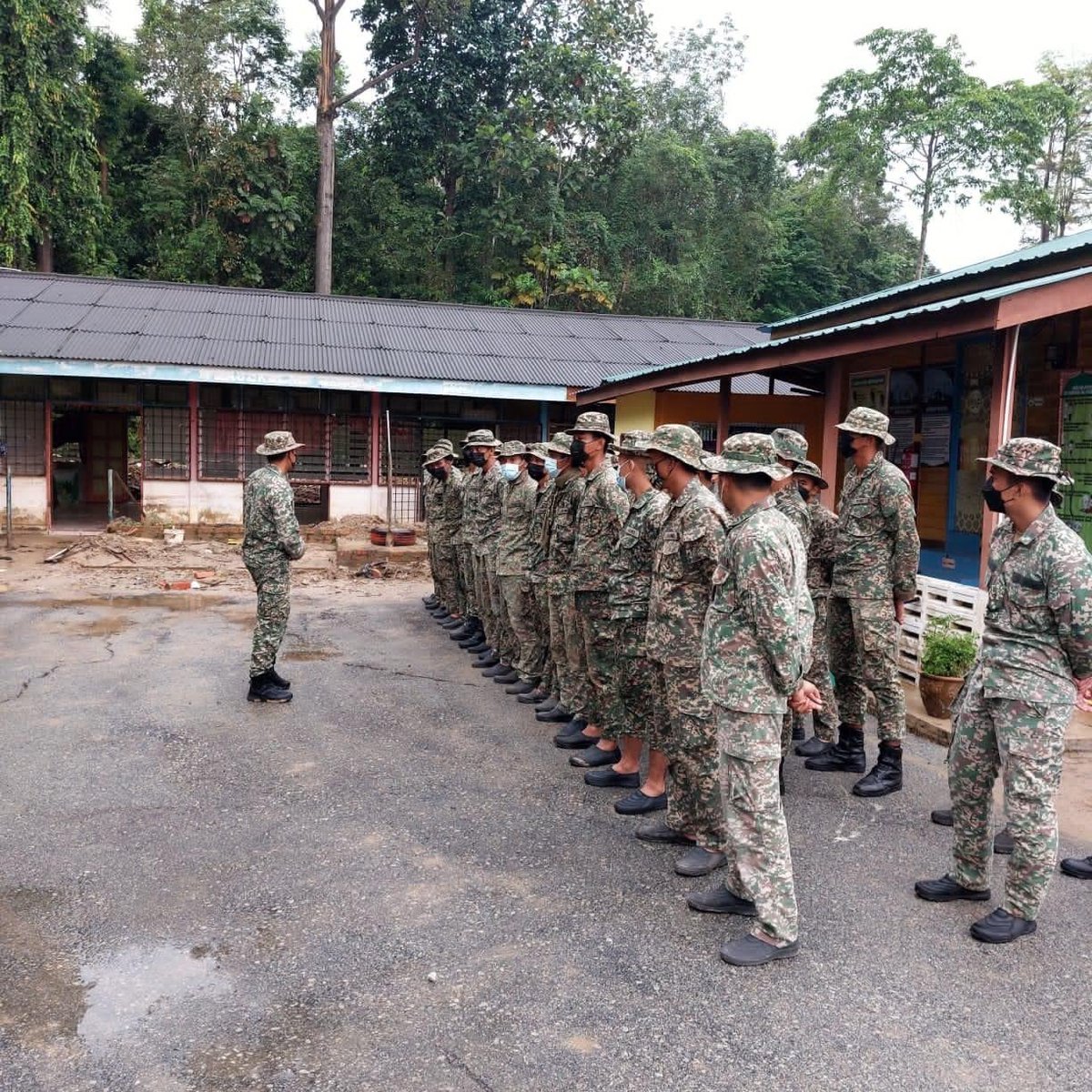 MINDEFMalaysia's tweet photo. PAHANG, 31 Disember 2021 - Angkatan Tentera Malaysia melalui Batalion Ke-25 Rejimen Askar Melayu Diraja (25 RAMD) telah melakukan kerja-kerja pembersihan di Sekolah Kebangsaan Sungai Dua, Bentong pada hari ini.

#MindefMalaysia
#mindefupdate
#OpMurni
#banjir2021 https://t.co/7TLLqBhjYv