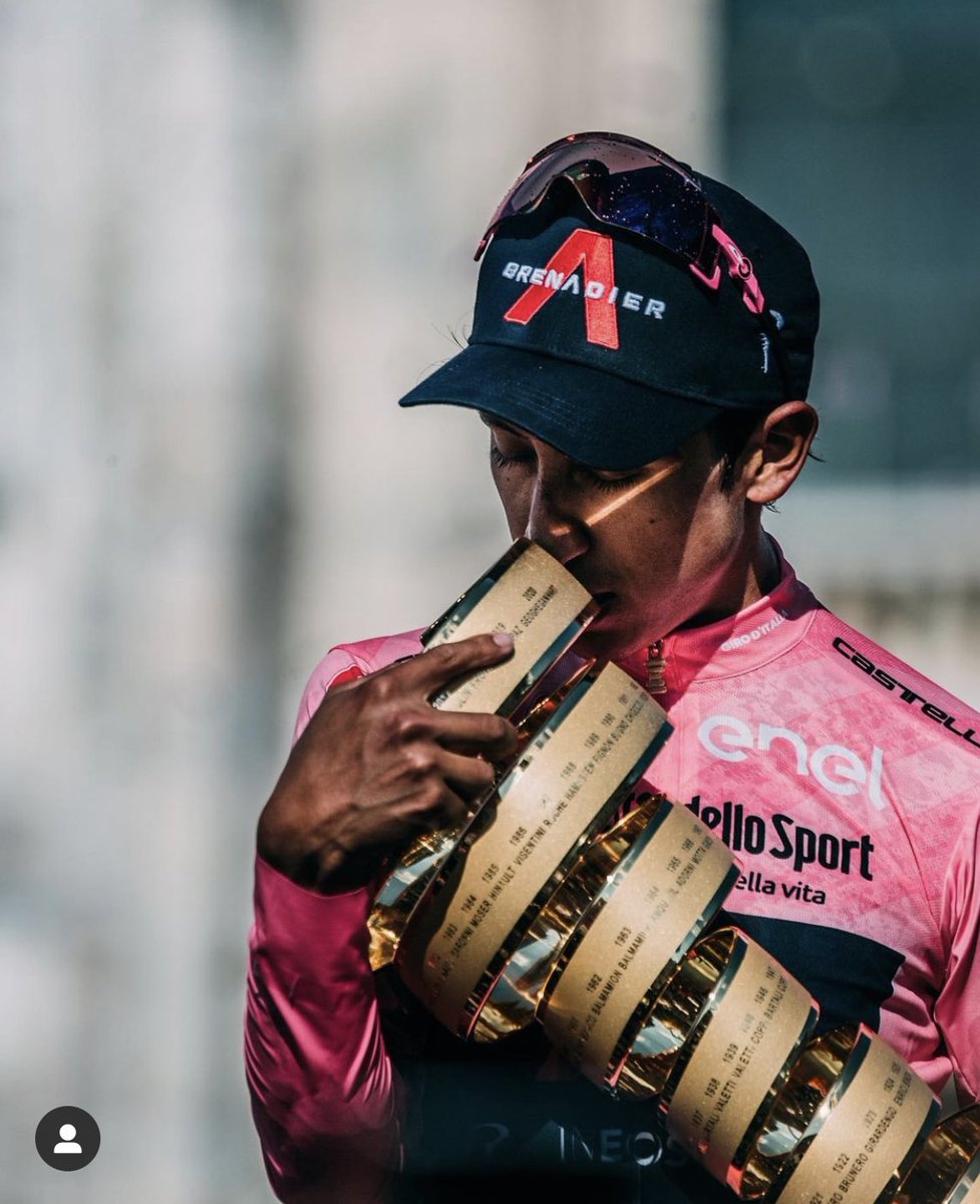 Eganbernal's tweet photo. Para este 2022 deseo que encuentren a alguien que los bese como yo a este trofeo 😍😚 https://t.co/yPTaw90t3n