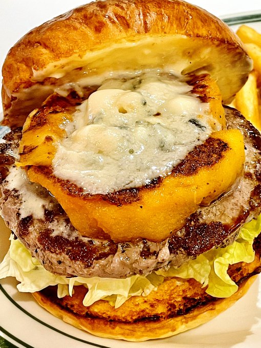 アップルゴルゴンゾーラバーガー
ひさびさに外食でハンバーガー
こんな組み合わせでも合うんだなと知った
りんごとチーズって組み合わせ次第でいけるのね 
