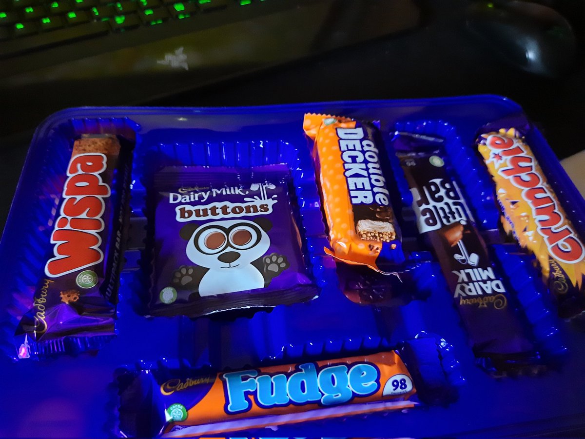 juliangelus's tweet photo. @CadburyUK what a ridiculous amount of packaging for 6 small pieces of chocolate! https://t.co/2isqQeT4oi