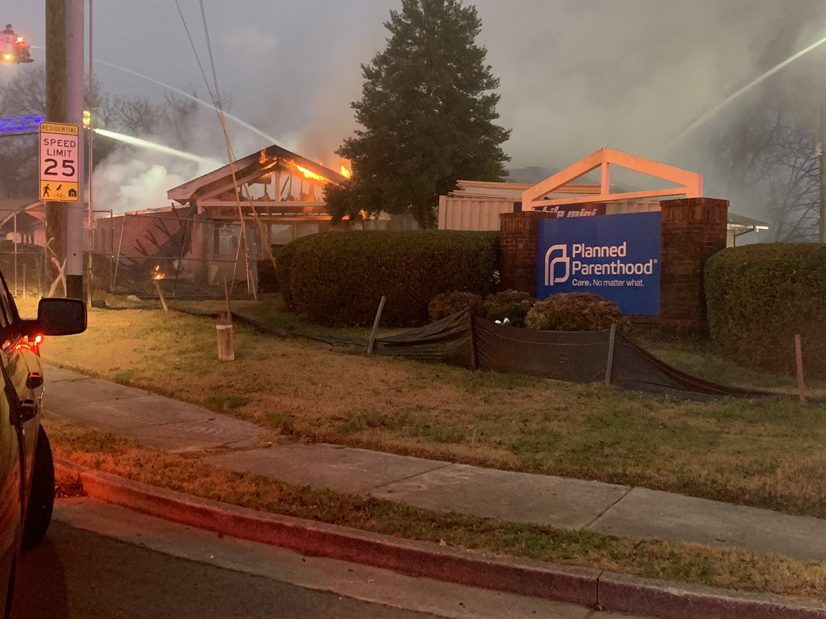 cole_sull's tweet photo. Breaking news:
Knoxville’s Planned Parenthood clinic is on fire. https://t.co/CNwuXfZa6Q