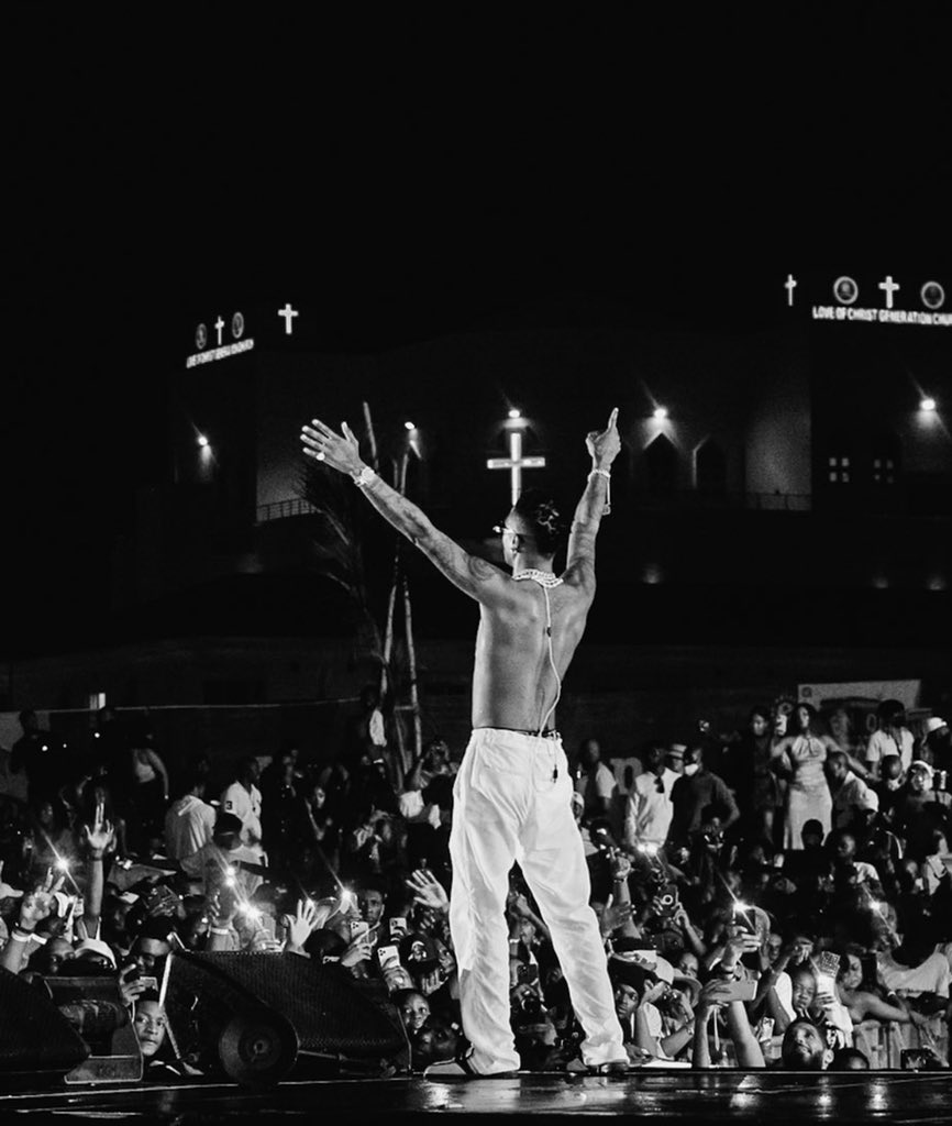 jada3_p's tweet photo. This picture makes me so emotional. You are a true blessing and inspiration to many 🇳🇬♥️✨ #BigWiz https://t.co/aY3ZchDUR4