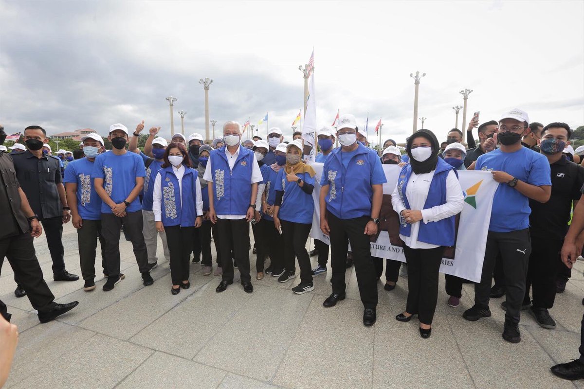 kpkmmalaysia's tweet photo. YAB Perdana Menteri, Dato’ Sri Ismail Sabri bin Yaakob turun padang di Dataran Putrajaya hari ini bagi menyantuni para Sukarelawan Perkhidmatan Awam yang akan menyertai misi pasca banjir ke kawasan terjejas. https://t.co/TfyWKh2crY