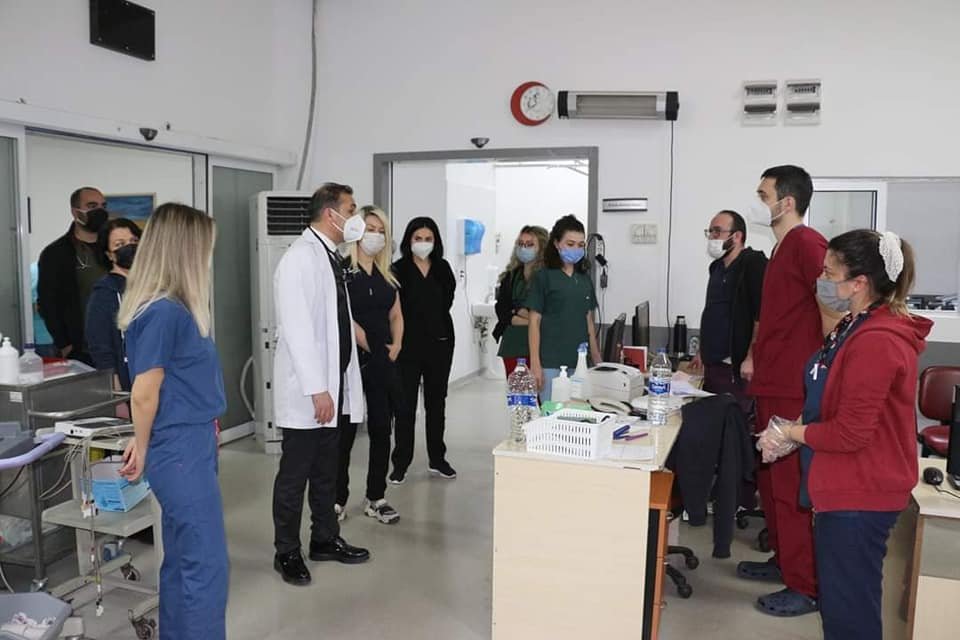 beunhastane's tweet image. Başhekimimiz Doç. Dr. Özcan PİŞKİN ile Başhekim Yardımcımız Prof.Dr. Ayşe Semra DEMİR AKÇA ve Hemşirelik Hizmetleri Müdürlüğü, servisleri ziyaret ederek hocalarımız ve tüm çalışanlarımızın yeni yılını kutlayarak , güzel temennilerde bulundu.
#yeniyıl #yılbaşı #güzeldilekler