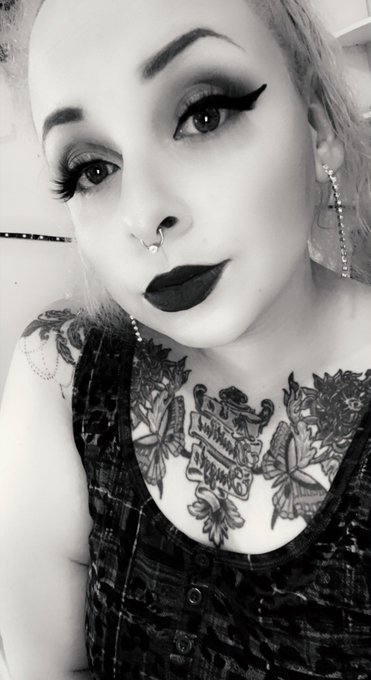 In case y&rsquo;all forgot what I look like&hellip; still HOT AF 😂 #thotlife #FridayMotivation #FridayFeeling #FridayVibes<a href="/tag/fridayfeeling"class="tags"><span>#fridayfeeling</span></a><a href="/tag/fridaymotivation"class="tags"><span>#fridaymotivation</span></a><a href="/tag/fridayvibes"class="tags"><span>#fridayvibes</span></a>