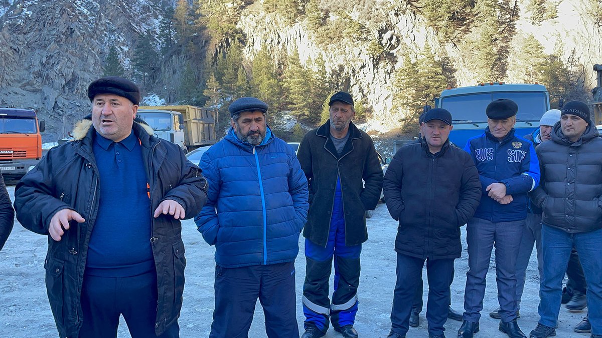 prescunta's tweet photo. Накануне, заместитель главы Цунтинского района Магомед Магомедов принял участие в церемонии ввода в эксплуатацию участка автомобильной дороги Агвали-Шаури-Кидерона 47 -49 км.

https://t.co/C6bFWhHR1z https://t.co/pwHzttEWRT
