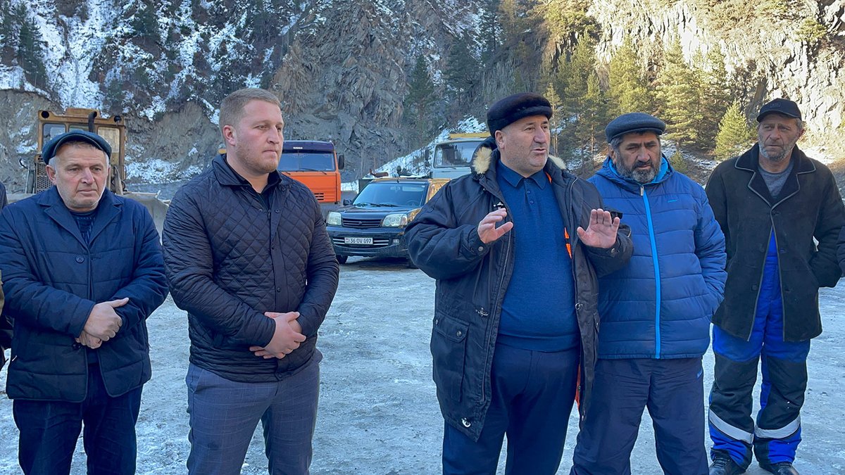 prescunta's tweet photo. Накануне, заместитель главы Цунтинского района Магомед Магомедов принял участие в церемонии ввода в эксплуатацию участка автомобильной дороги Агвали-Шаури-Кидерона 47 -49 км.

https://t.co/C6bFWhHR1z https://t.co/pwHzttEWRT