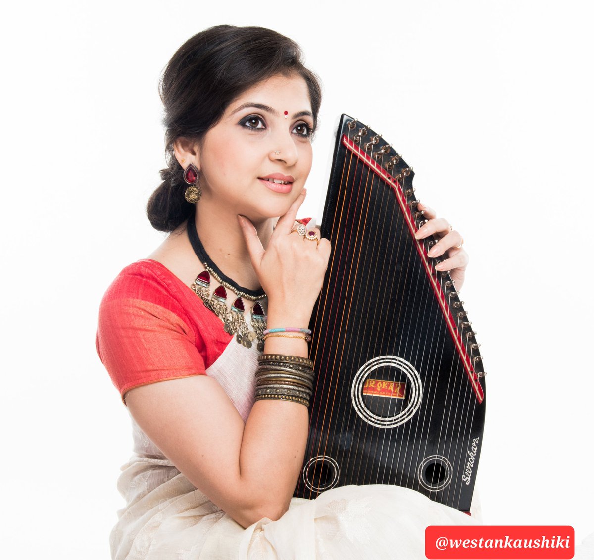 westankaushiki's tweet photo. We forgot our caption looking at this picture 😍 @Singer_kaushiki #awestruck #kaushikichakraborty #vocalist #indianclassicalmusic #classicalmusic #music #qweenk https://t.co/cq0SC7Wn3B