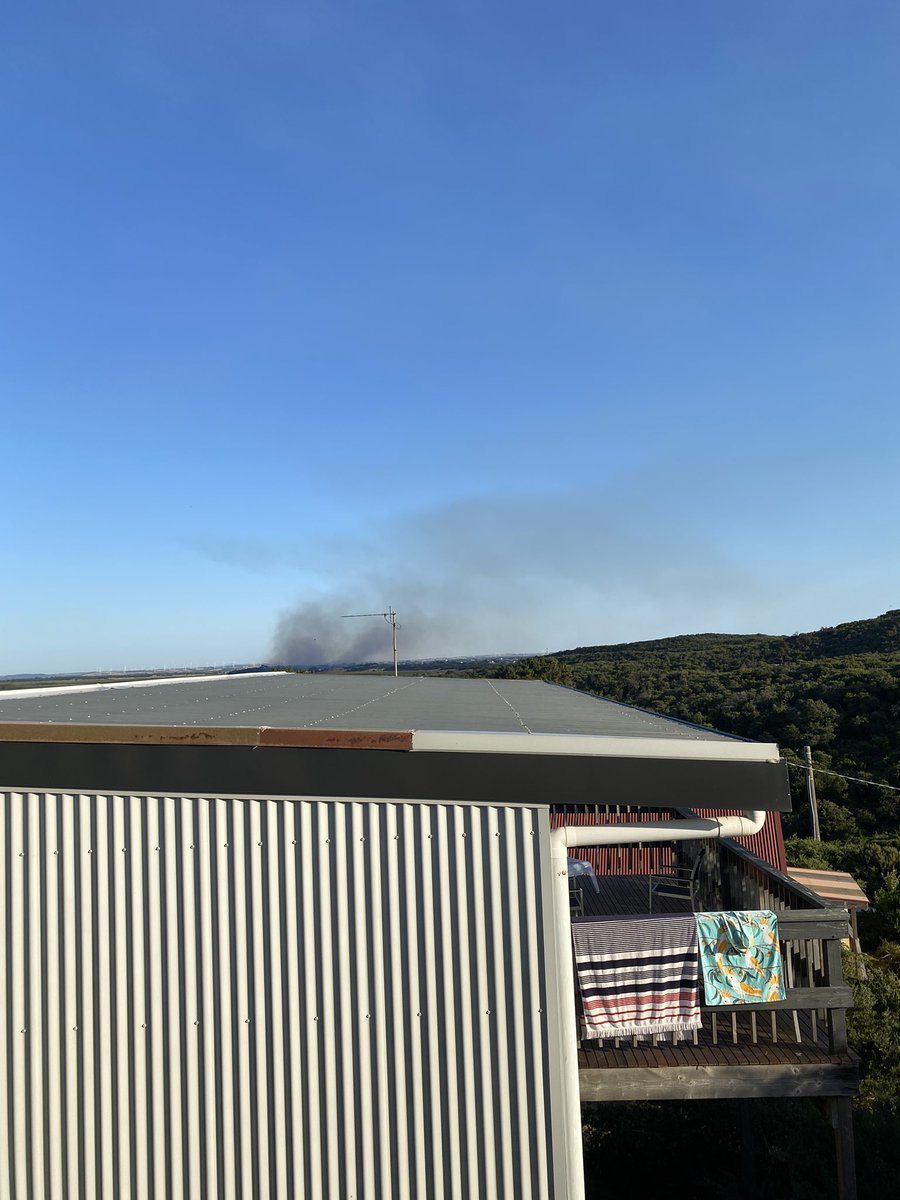 Nishaobgyn's tweet photo. Not on my list of 
‘Things to do on NYE’
(Thanks to @inquisitiveGyn for being the emergency warning provider 🙏🏽)
#GrassFire #VenusBay #Tarwin @abcmelbourne @abcnews https://t.co/6Aswxqb9sL